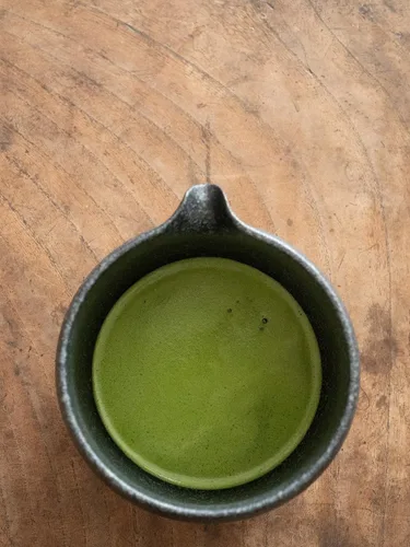 Vista 7 de Juego de 6 batidores japoneses de matcha, juego de matcha incluye cuenco de cerámica de 20 onzas (Chawan), batidor y soporte de bambú, cuchara