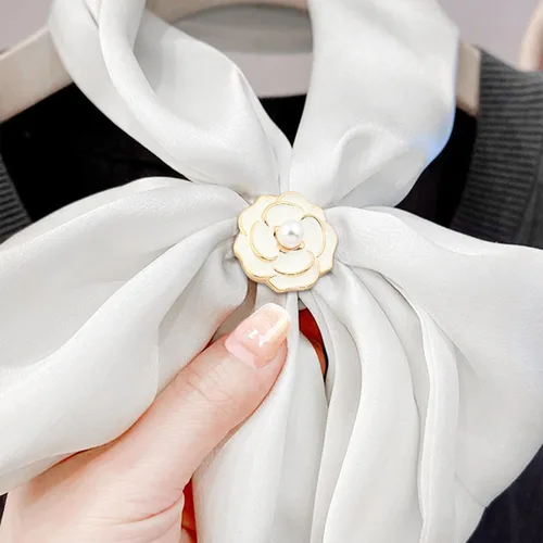 Vista 2 de 4 piezas de clip de anillo de bufanda para mujer, broche de perlas y flores, hebilla de metal para chal, accesorios de decoración para damas y niñas