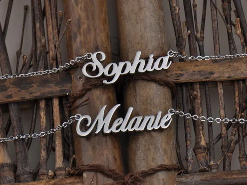 Vista 4 de Collar personalizado con cualquier nombre para mujer