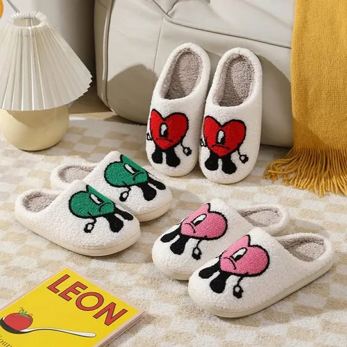 Vista 6 de Bad Love Bunny Pantuflas para mujer y hombre, lindas pantuflas de dibujos animados para parejas, pantuflas de felpa de moda para interiores y hogar