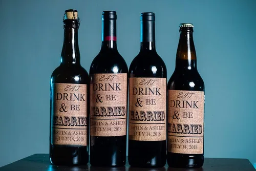 Vista 7 de 12 etiquetas autoadhesivas fáciles de usar para botellas de vino/cerveza de boda