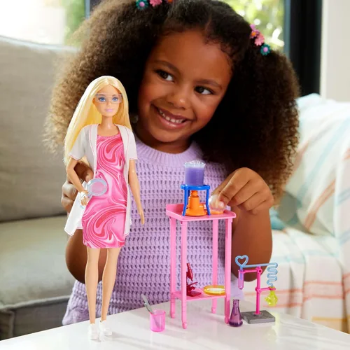 Vista 2 de Barbie Muñeca científica y accesorios con muñeca rubia de moda, mesa de laboratorio, microscopio, vaso de precipitados que cambian