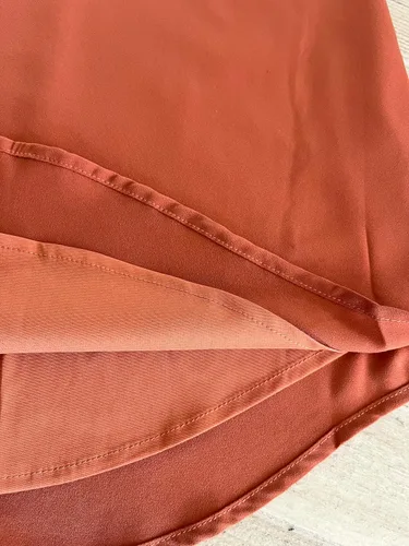 Vista 86 de Camiseta de chifón con tirantes delgados ajustables y cuello en V