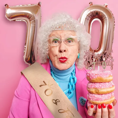 Vista 3 de Decoraciones de cumpleaños número 70 para ella – 5 regalos que incluyen corona de tiara 70, banda, decoración de pasteles, globos, velas