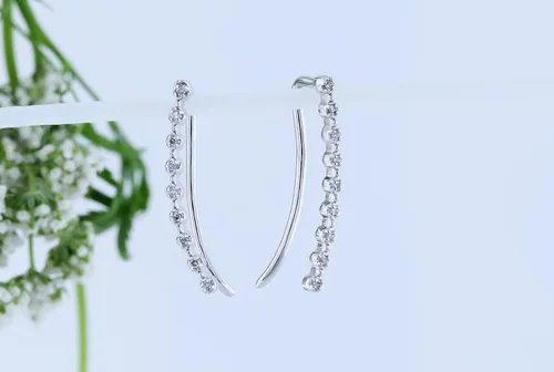 Vista 4 de Dazzlingrock Collection Pendientes escaladores curvados de oro de 18 quilates con diamantes blancos redondos de 0,05 quilates