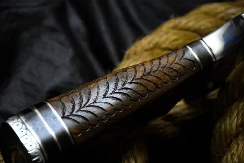 Vista 4 de 2a's Knives Cuchillo Bowie de acero D2 hecho a mano con funda, este cuchillo de corte tiene mango de madera grabado a mano.