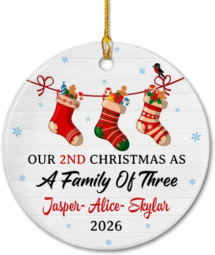 Vista 11 de Adorno de cerámica personalizado de cinco medias con nombres y año personalizados, nuestra primera Navidad como familia de cinco, nuestros primeros