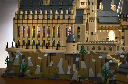 Vista 4 de LEGO Harry Potter Castillo de Hogwarts 71043 Set de Construcción - Kit de Modelo con Minifiguras, Incluye Varita, Barcos y Figura de Araña