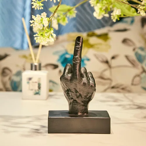 Vista 3 de Estatua de escritorio de dedo medio, gesto de mano FCK You, estatua de resina para el hogar, oficina, patio y más - Figura de pisapapeles de mano