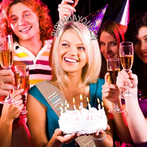 Vista 12 de Coronas de cumpleaños para mujer con banda de feliz cumpleaños para niña, accesorios brillantes de diamantes de imitación, recuerdos de fiesta