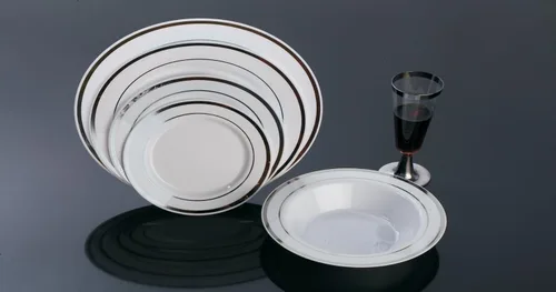 Vista 3 de PLEXWARE 10 platos llanos de plástico blanco resistente con borde dorado, platos llanos desechables de 10.25 pulgadas, platos de catering de alta