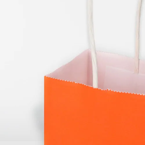 Vista 9 de Cada paquete de 100 bolsas pequeñas de papel kraft naranja y morado con asas a granel