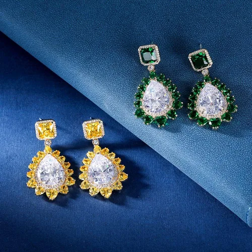 Vista 5 de Aretes colgantes brillantes de oro de 18 quilates, aretes colgantes de cristal en forma de lágrima para bodas, regalo ideal para la novia y ella