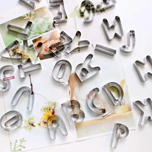 Vista 8 de Juego de 26 piezas de cortador de galletas del alfabeto grande (A - Z), herramientas de decoración de acero inoxidable, cortador de fondant de letras
