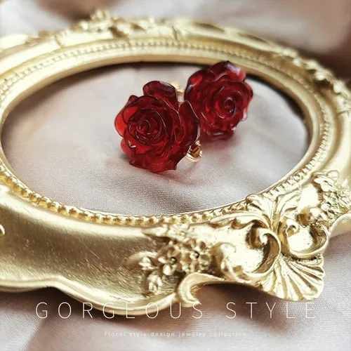 Vista 5 de Aretes de plata de ley 925 con diseño de flor de rosa, rosa roja tallada en flor bonita, aretes colgantes de rosa pequeña de resina para mujeres