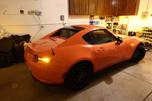 Vista 3 de iJDMTOY Kit de Luces LED Marcadoras Laterales Frontales Secuenciales Dinámicas de Parpadeo/Flujo Ámbar con Lente Ahumada Compatible con Mazda MX-5