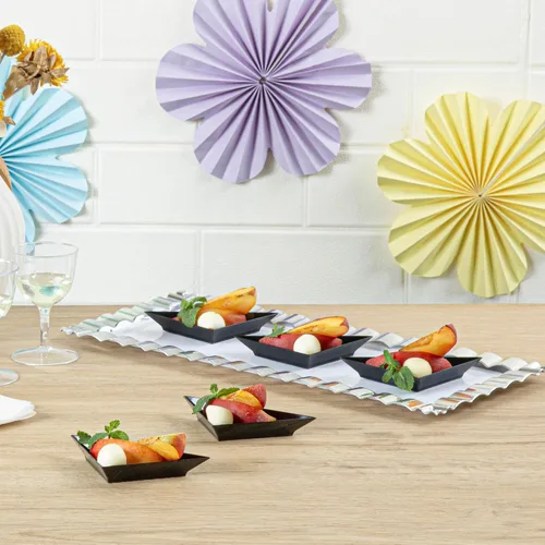 Vista 3 de Restaurantware Mini platos de aperitivo de 4 x 2 pulgadas, 100 platos triangulares desechables – Sirve muestras o aperitivos para fiestas o Negro