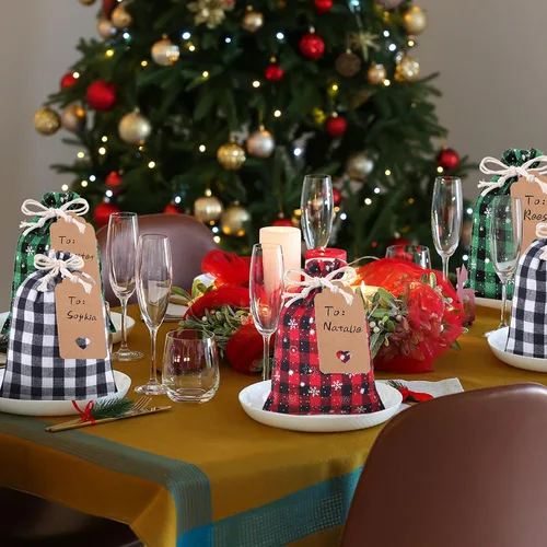 Vista 4 de Shappy 48 bolsas navideñas con cordón ajustable, bolsas de dulces de arpillera a cuadros búfalo de Navidad, saco de golosinas de lino, bolsa