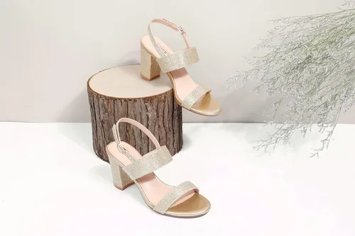 Vista 2 de IDIFU Tacones negros y blancos plateados para mujer, sandalias de tacón de bloque grueso, punta abierta, zapatos de vestir de 3 pulgadas para boda