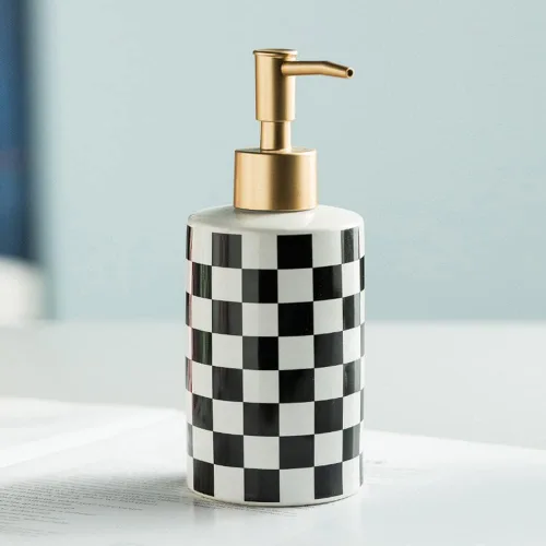 Vista 2 de Dispensador de jabón de cerámica a cuadros con bomba mate dorada a prueba de óxido, dispensador de jabón decorativo para baño o cocina