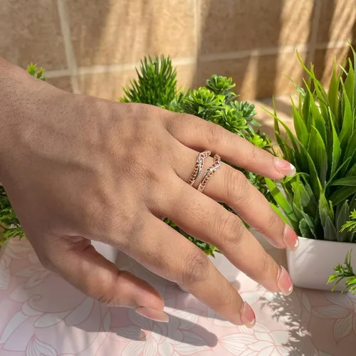 Vista 9 de Red Garnet - Anillo de refuerzo en forma de V para mujer, acabado en oro de 14 quilates, anillo de aniversario