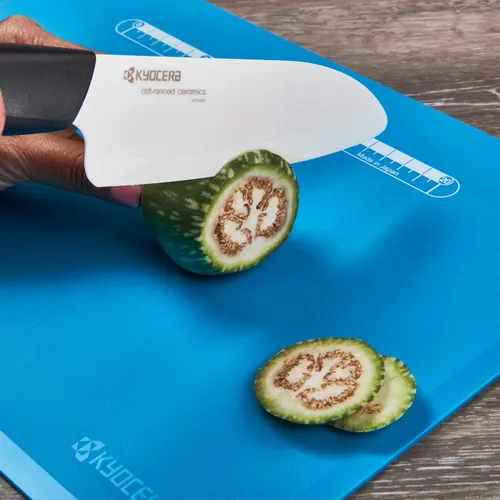 Vista 7 de Cuchillo Santoku de la marca Kyocera Advanced Ceramic y de la serie Revolution con 5 1/2 pulgadas, hoja blanca, Blanco KYOCERA Revolution 5.5-Inch