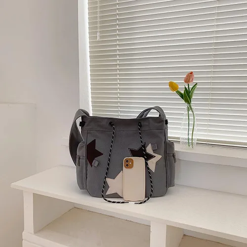 Vista 5 de Lindo bolso de mensajero kawaii de lona, bolso cruzado estético para mujeres y hombres, bolsa de mensajero con solapa