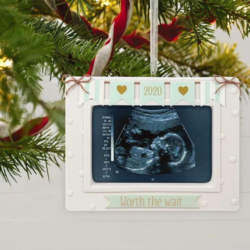 Vista 6 de Hallmark Adorno de Navidad de recuerdo 2020 Año con fecha de año Vale la pena esperar Sonograma de bebé Marco de fotos de porcelana