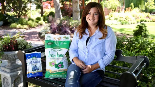 Vista 7 de Espoma Fertilizante orgánico de tono hierro 3-0-3 y alimento vegetal orgánico para ayudar a corregir la deficiencia de hierro (clorosis). Bolsa