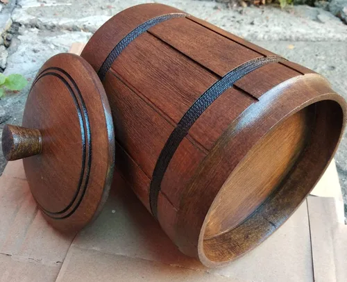 Vista 3 de Taza de cerveza de madera hecha a mano con tapa. Capacidad: 20 oz (20.3 fl oz). Taza de cerveza de madera ecológica - Taza de cerveza de madera