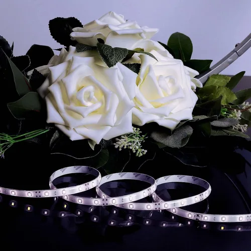 Vista 9 de Efavormart - Tira de luces LED de 16.4 pies, impermeable, color blanco frío, ultra brillante, 300 LED de alta densidad, 5050, cinta SMD para debajo