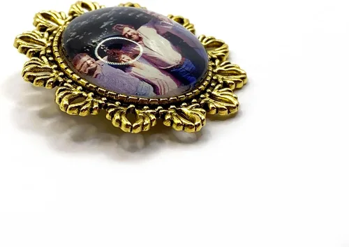 Vista 4 de 1 broche redondo de metal plateado u oro personalizado para fotos disponible en 6 estilos Pin de Boutonniere para recuerdo de boda, unisex