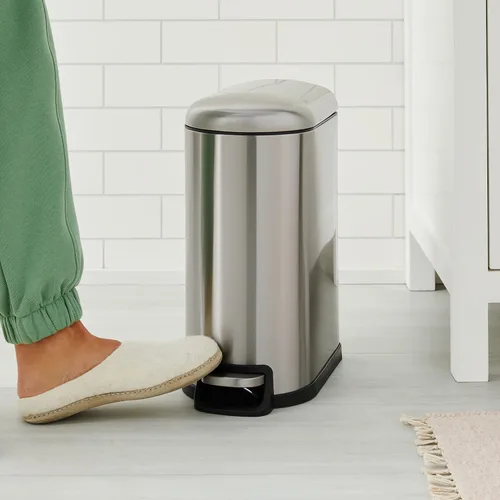 Vista 5 de Amazon Basics Bote de basura pequeño en forma de D con tapa y pedal de cierre suave para baño, dormitorio, sala de estar, oficina, resistente a