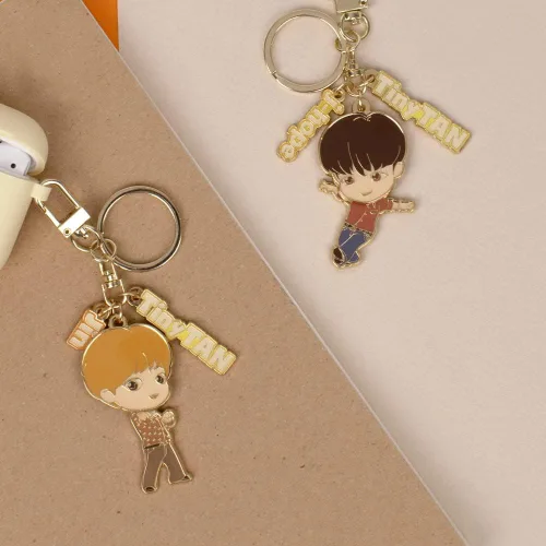 Vista 4 de BTS TinyTan Dynamite - Llavero de metal acrílico para accesorios