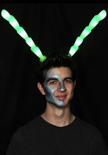 Vista 6 de Antenas de Insecto Verde con Luz LumenHorns para Disfraz Multicolor