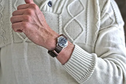 Vista 7 de Da Luca Correa de reloj militar de piel Horween fabricada en Estados Unidos (hebilla PVD) de 0.709in, 0.787in, 0.866in, 0.945in, 1.024in, Essex