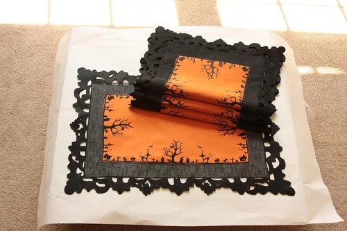 Vista 3 de Hallows Eve - Mantel individual bordado de Halloween de 14 x 20 pulgadas