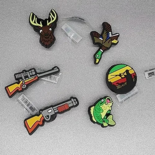 Vista 2 de Juego de 6 dijes de cocodrilo de pistola Juego de dijes de zapatos de caza, pistola, ciervo, pato, pesca, PVC, lindos alfileres decoración
