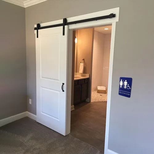 Vista 9 de Letrero de baño unisex en Braille – Letrero de baño azul con cinta 3M de doble cara segura ideal en menos de un minuto – Diseño único – Tamaño 9 x 6