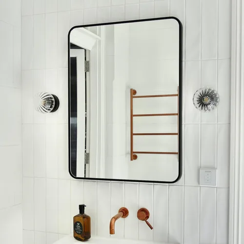 Vista 2 de Espejo rectangular de baño de 24 x 32 pulgadas con marco de metal negro, espejo rectangular de esquina redondeada para pared, moderno y grande