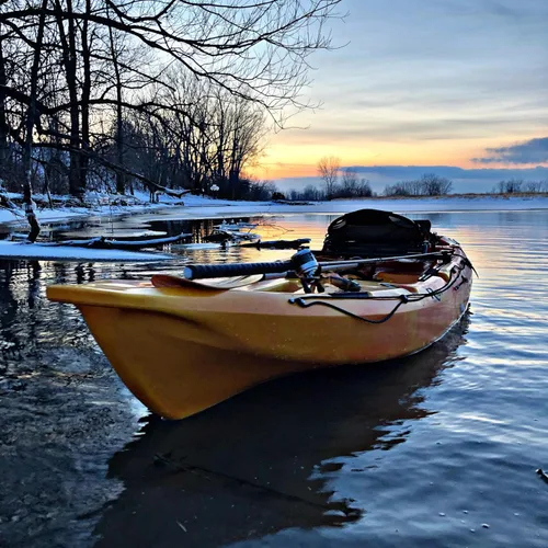 Vista 8 de Mako 12 Pedal Drive Fishing Kayak – Lightweight & Comfortable with Adjustable Seat, 4 Rod Holders, Ample Storage, Impulse Drive Pedal System &