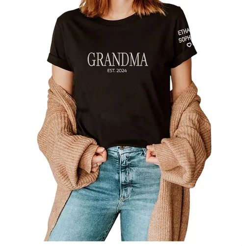 Vista 2 de LOVELYPOD Sudadera bordada personalizada con nombre de niños en la manga, camisa del día de la madre, regalo para la nueva mamá en Navidad
