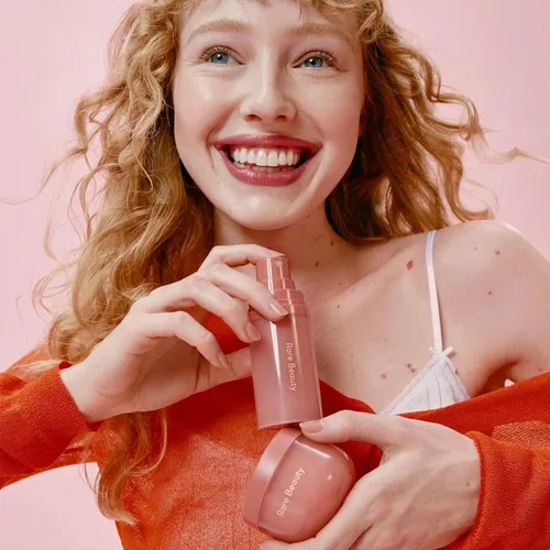 Vista 5 de Rare Beauty Mini Find Comfort - Despierta la confianza - Set de regalo esencial para el cuerpo, mini crema corporal animosa y mini fragancia
