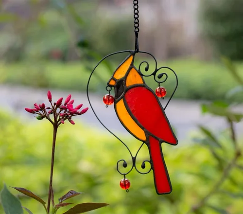 Vista 4 de Adorno de cardenal rojo de vitral colgante para ventana, adornos de pájaros atrapasueños para ventana, regalos de cardenal para abuela, mamá, regalo