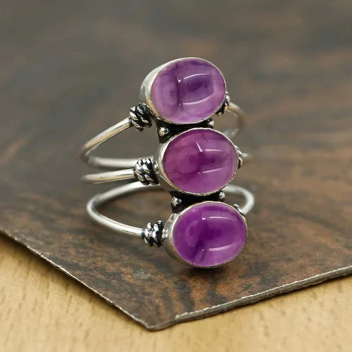Vista 4 de Anillo chapado en plata de tres piedras preciosas de forma ovalada natural Amatista