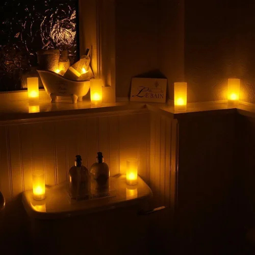 Vista 4 de WoneNice, Velas de té recargables (no necesitan baterías) con sostenedor esmerilado, base color blanca, Plástico, Blanco, Juego de 12