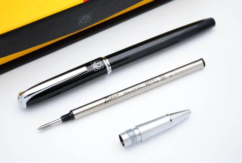 Vista 3 de Picasso 916 Malage Rollerball Pen Caja Original (negro)