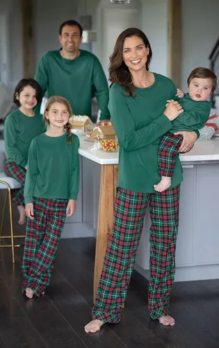 Vista 2 de PajamaGram - Conjuntos de pijamas de Navidad a juego para la familia