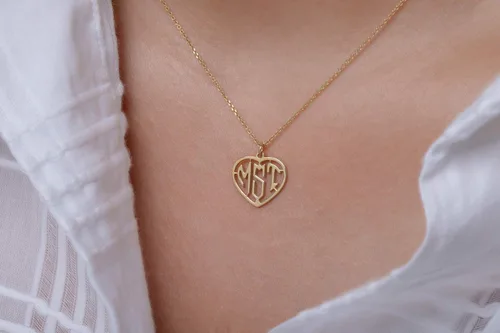 Vista 2 de Collar personalizado unisex con letras perforadas en oro macizo 9K 14K y 18K, corazón con monograma personalizado, collar de letras personalizadas