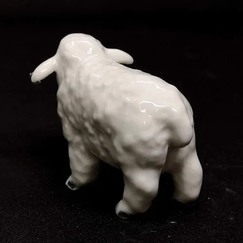 Vista 5 de Figura de cordero de oveja de cerámica de animales de granja, pintada a mano, decoración coleccionable en miniatura